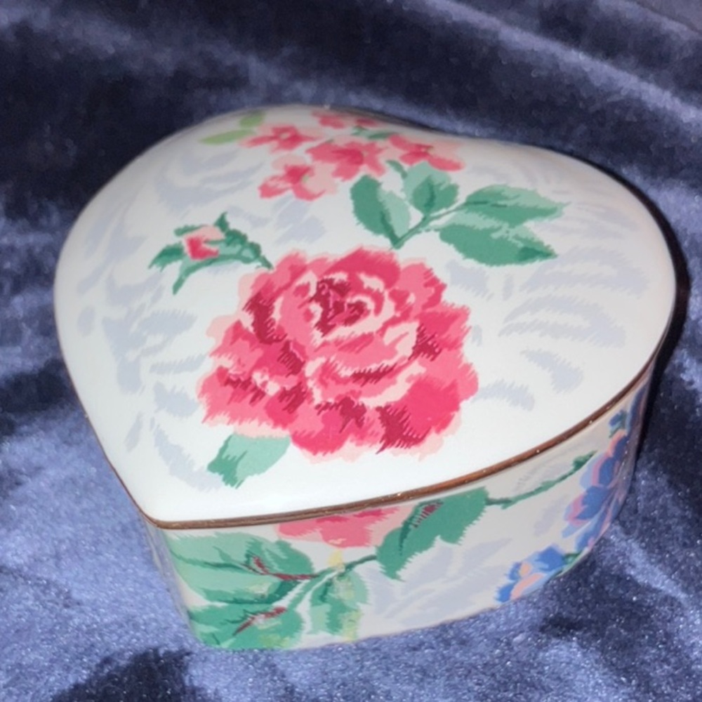 Victorian Rose Porcelain Heart-Shaped Trinket Box Kimiko Ikeda Pink Green‎